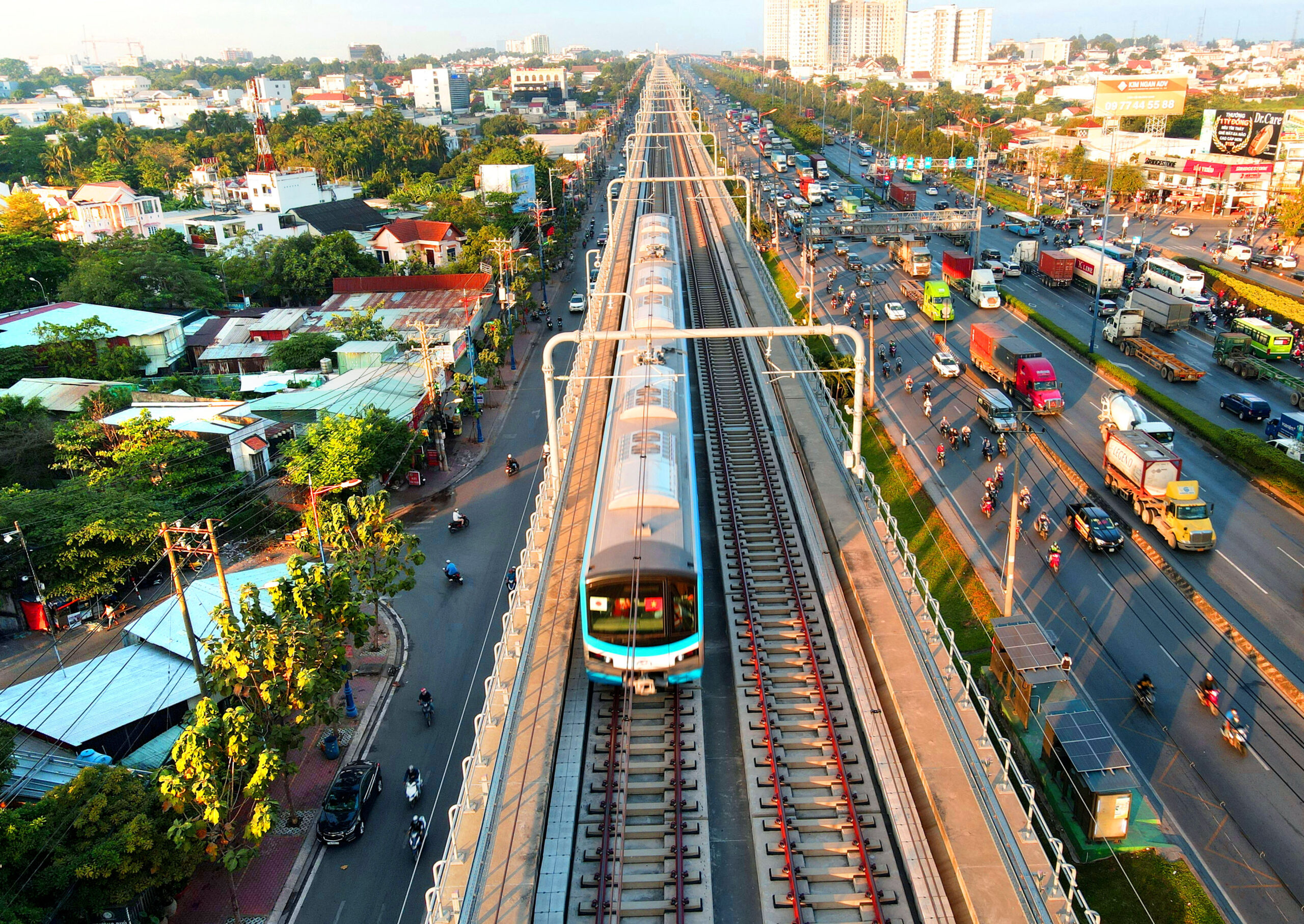 Hình ảnh đoàn tàu Metro số 1 ngang qua dự án Metro Star